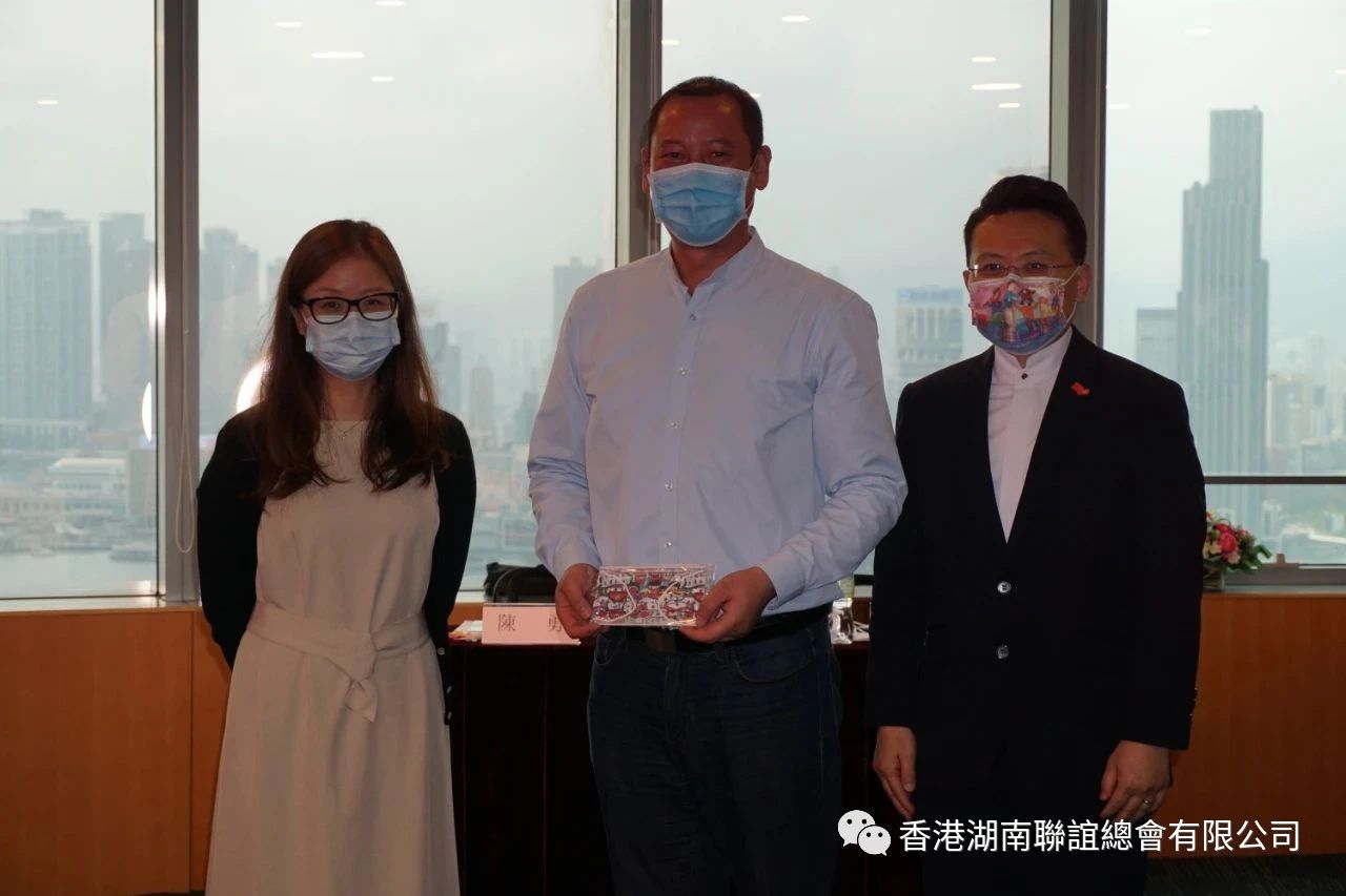 萬寧處長（左）、陳勇先生（右）與香港湖南青年會副會長徐天民